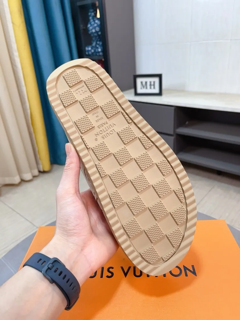 Men's Men's Shoes 💰400🌸🌸🌸🌸LV Easy 2025 new men's casual sandals and slippers, made of suede cow leather, with Monogram pattern to highlight the trendy style. Adjustable straps illuminated with LV letters, while a resilient insole and micro outsole provide lightweight comfort. Made of suede cow leather with embossed Monogram pattern and brand element metal hardware✅Adjustable straps➕Tough insole‼ ️Micro outsole. Comfortable and easy to wear‼ ️ size：38-45